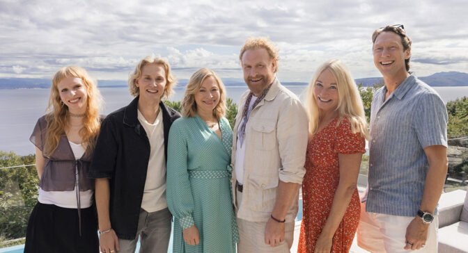 Noen av skuespillerne i det stjernespekkede ensemblet i den svenske romcom-en.