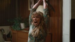 Anmeldelse: «Crystal Lake» – Mamma Voorhees er tilbake i en blodig og tåpelig, men ambisiøs TV-prequel