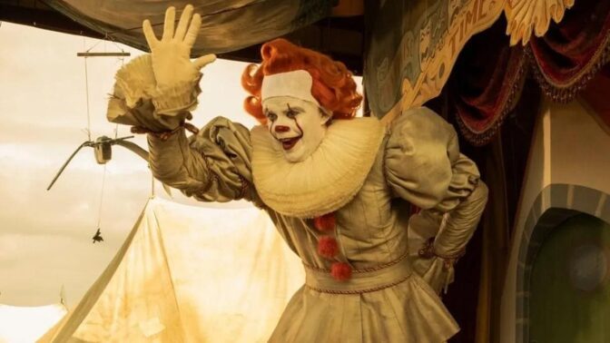 Bill Skarsgård som Pennywise i sesong 1.