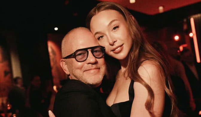 Klemmefest med Ryan Murphy og Ella Beatty fra "Monster: Historien om Lizzie Borden". Foto: Netflix