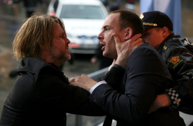 Varg i en heftig... diskusjon?