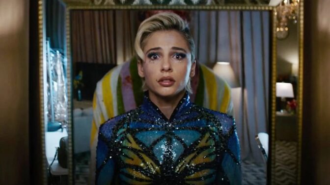 Naomi Scott har lite å smile av i «Smile 2», men ender likevel opp med å gjør det!